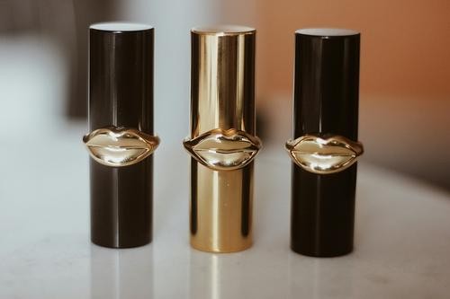 Avon и Oriflame активно ищут покупателей на свой бизнес в России