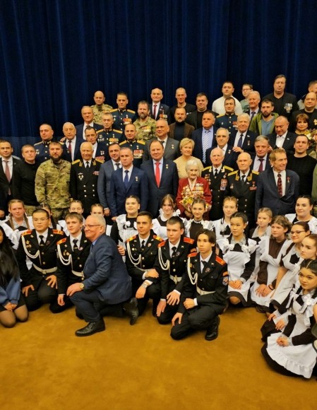 В Кремлевском Дворце прошел концерт «Здравствуй, страна героев!» В Кремлевском Дворце прошел концерт «Здравствуй, страна героев!»