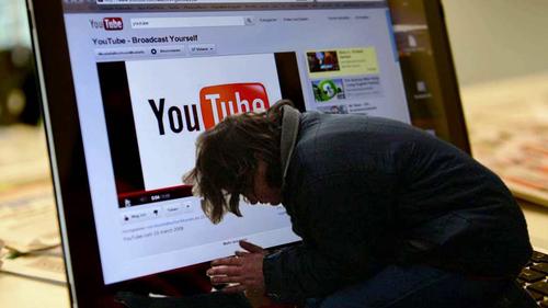 В колонну и на завод &mdash; YouTube окончательно отключает монетизацию за просмотры роликов, доступных в России