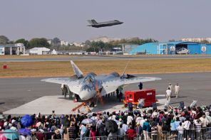 Авиасалон Aero India 2025: Российские Су-57 против американских F-35. Зарубежные СМИ выбрали редкий кадр