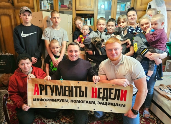 Волонтер Михаил Лисов празднует свой День рождения в зоне боевых действий Волонтер Михаил Лисов празднует свой День рождения в зоне боевых действий