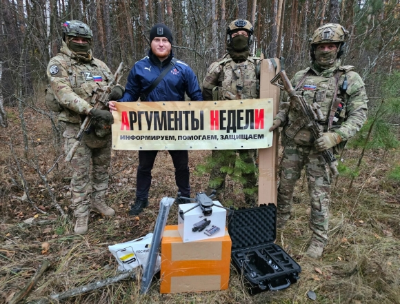 Волонтер Михаил Лисов празднует свой День рождения в зоне боевых действий Волонтер Михаил Лисов празднует свой День рождения в зоне боевых действий