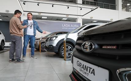 Русский парадокс: «АвтоВАЗ» вновь решил поднять цены, хотя склады забиты машинами из Тольятти Русский парадокс: «АвтоВАЗ» вновь решил поднять цены, хотя склады забиты машинами из Тольятти