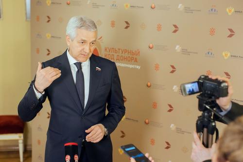 Депутат ГД Леонид Огуль: размещение Государственного флага на зданиях образовательных организаций &mdash; это важный элемент воспитания 