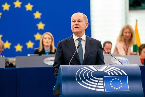 Шольц: Германии еще долго придется поставлять оружие и боеприпасы Украине