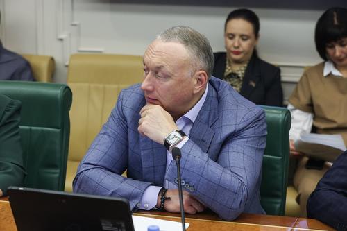 Страница сенатора Савельева, обвиняемого в заказе убийства, пропала с сайта &laquo;ЕР&raquo;